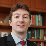 Eletrocardiograma com sinal da barbatana de tubarão